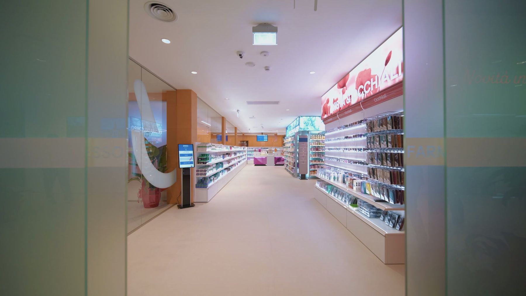 L'interno della Farmacia Scoccianti